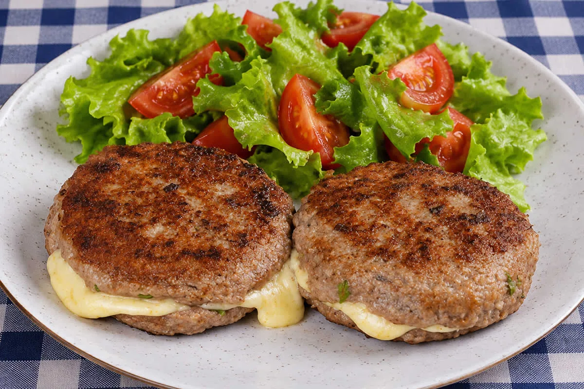 Hambúrguer Caseiro com Queijo para o Jantar