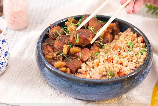 Prato de frango preparado para o almoço